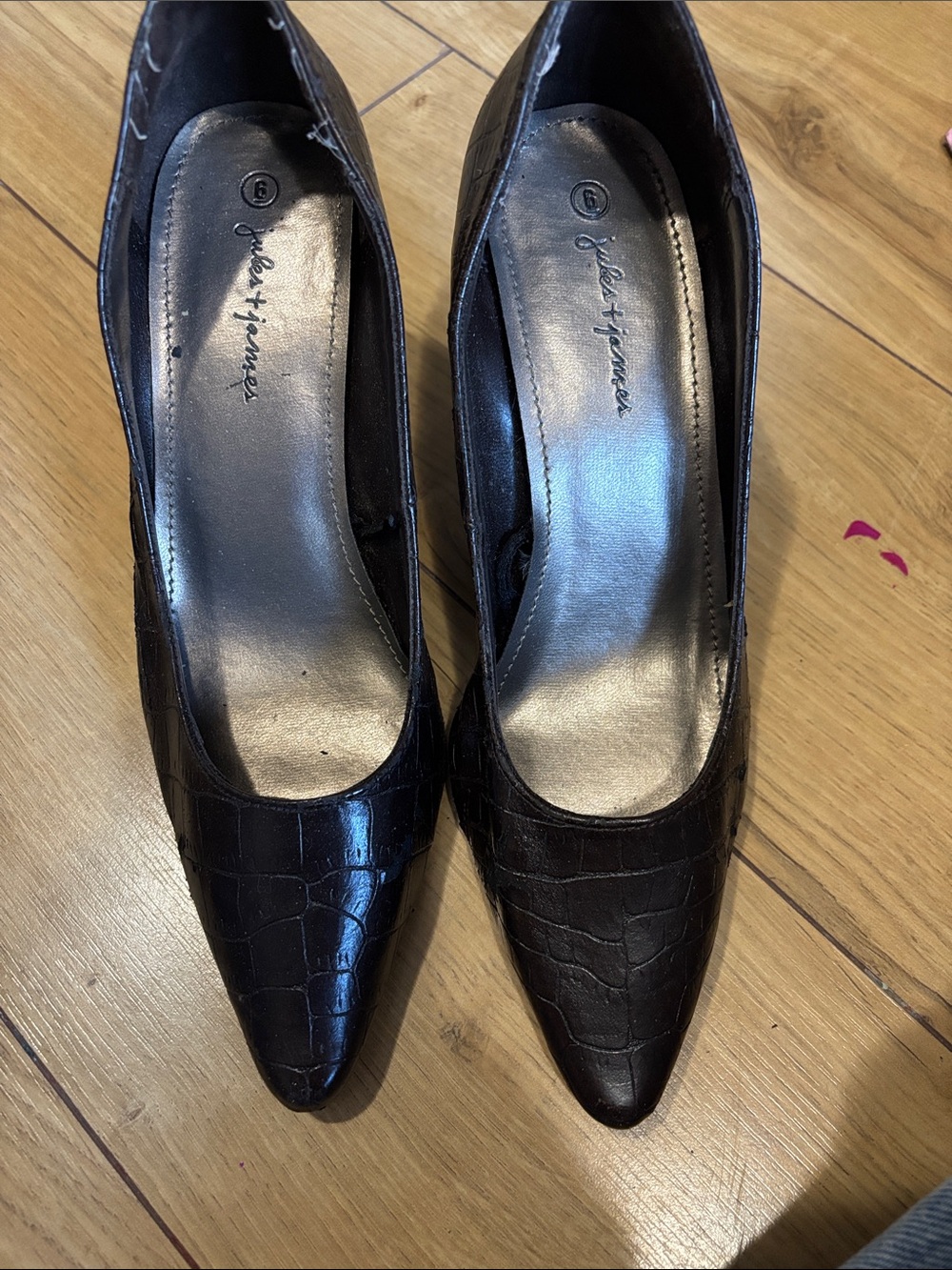 Journee Collection Black Croc-Embossed Pointed Pumps